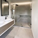 Home A bathroom at Haus L1 — multigenerational multiplex renovation in The Beaches, Toronto by baukultur/ca.