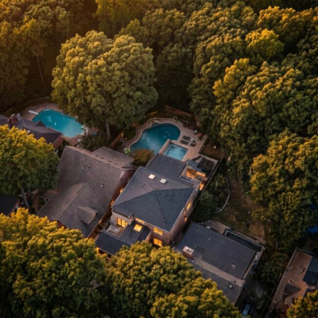 Aerial view of Haus 88P beside a wooded ravine landscape in The Beaches, Toronto by baukultur/ca.